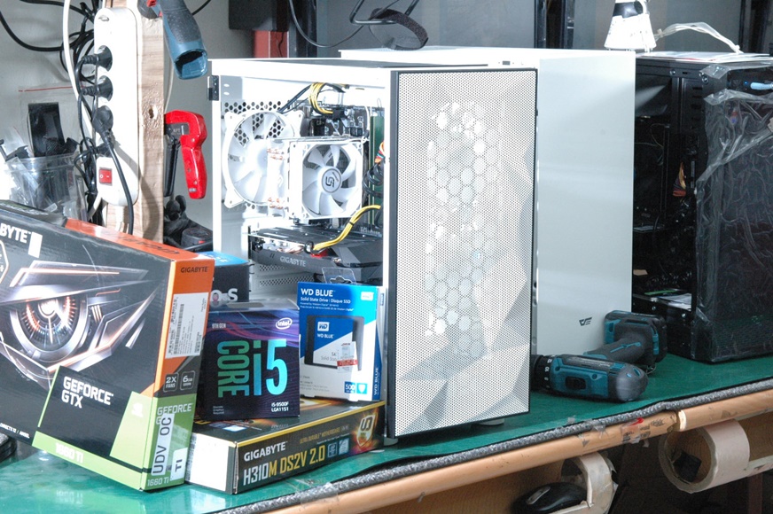 DarkFlash DLM21 RGB MESH 강화유리 화이트 